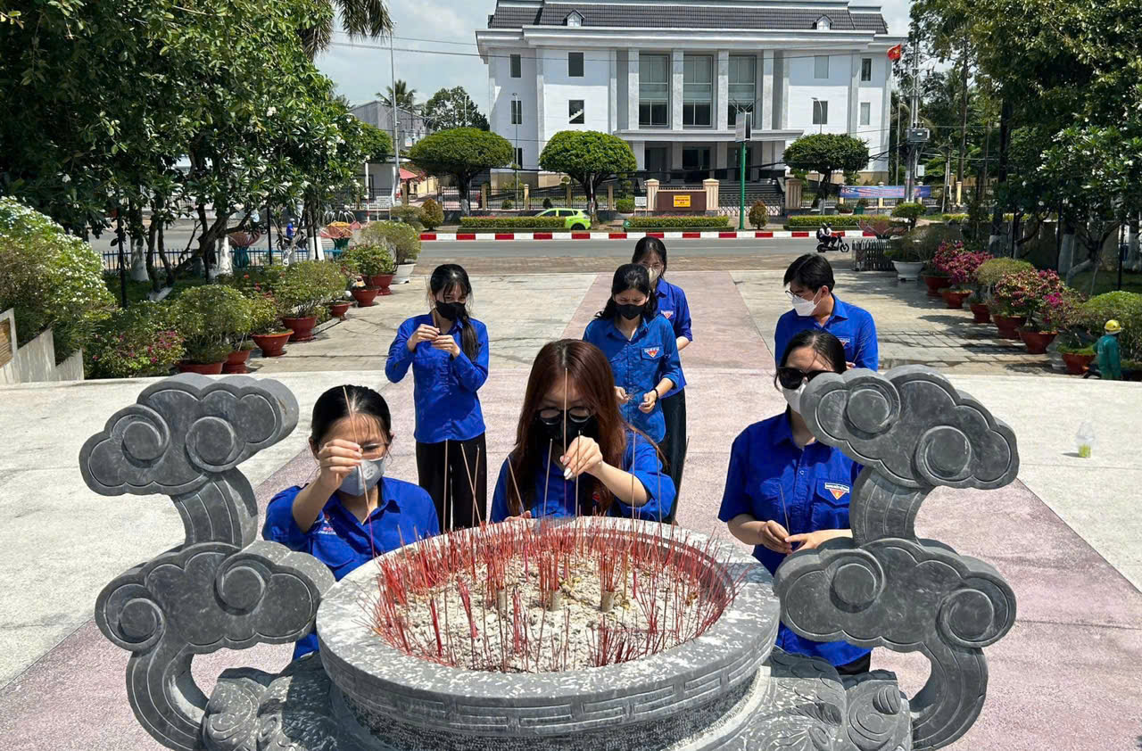 Hưởng ứng tháng Thanh niên – sinh viên chi đoàn 16DTA1 viếng Đài tưởng niệm các Anh hùng Liệt sĩ 